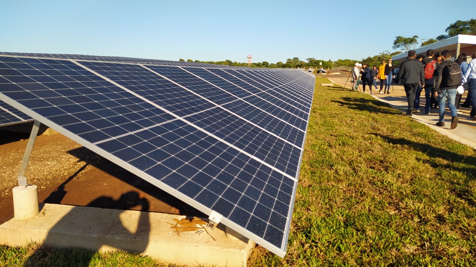 Parque solar 24 horas al día, 7 días a la semana con sistema de almacenamiento de batería conectado