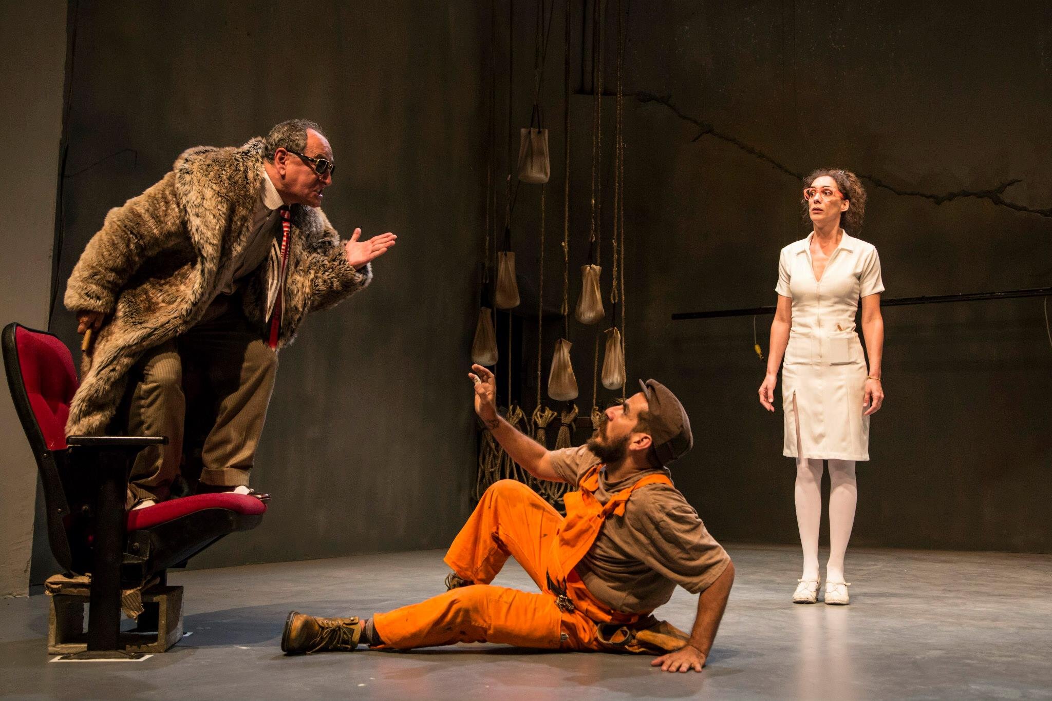 Ponton acusó al presidente en la última sesión de inspección de la <span lang="gl">pone las caricaturas en los bolsillos de las corporaciones multinacionales