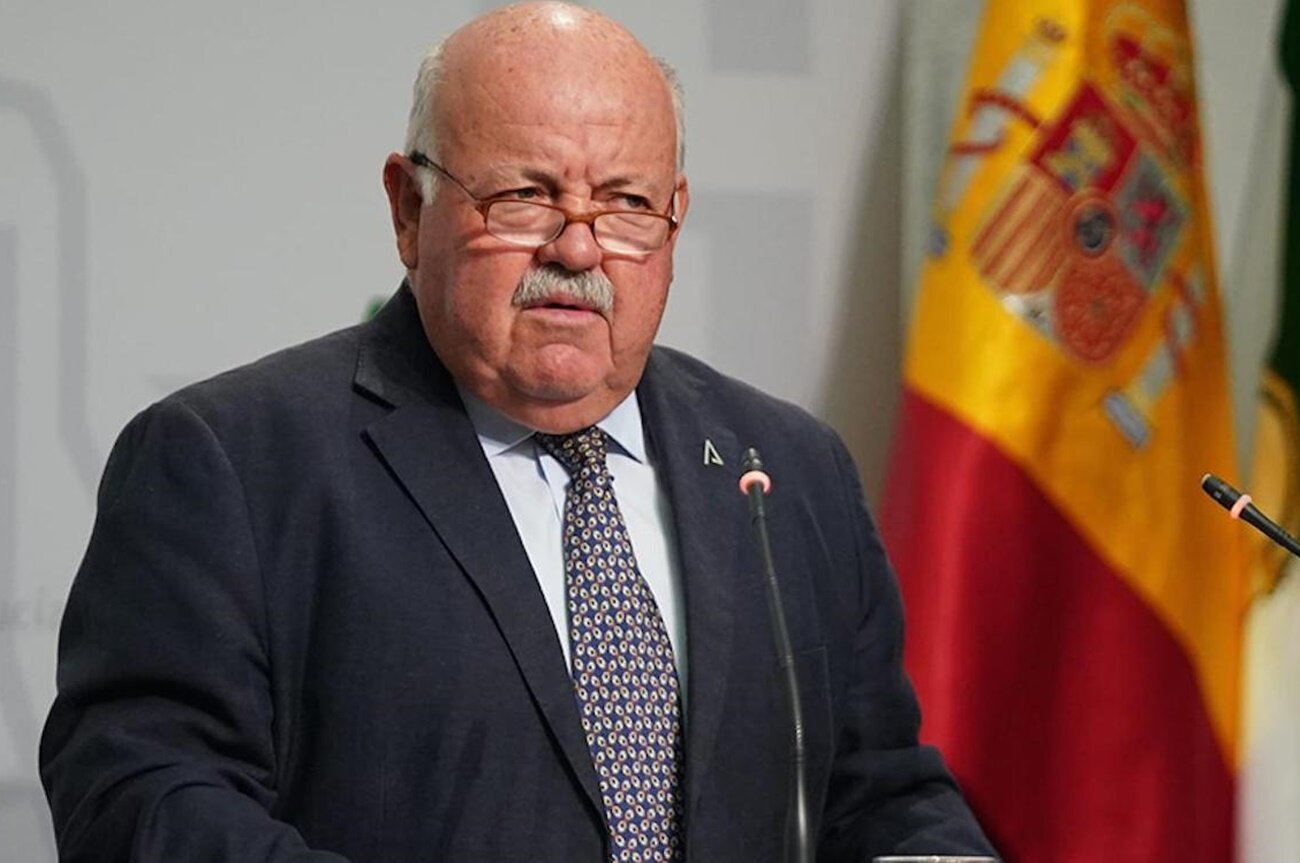 Preside la mesa Jesús Aguirre, anterior ministro de Sanidad en la Junta