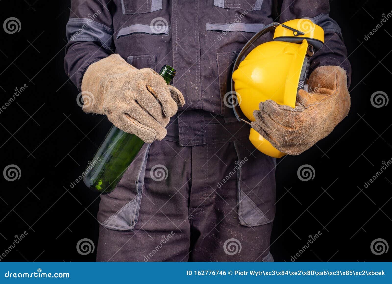 Según la policía, el hombre cayó al suelo al salir del coche "debido al alto consumo de alcohol".