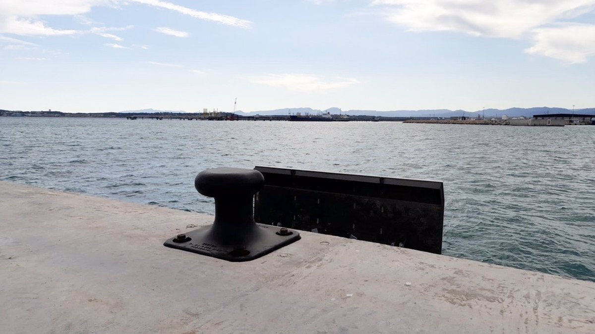 Se ha iniciado la instalación de los bolardos en el Moll de Baleares del puerto