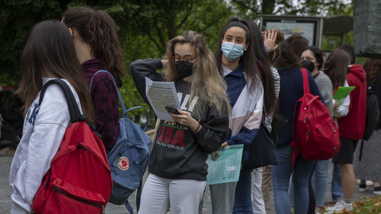 <span lang="gl">Dirixiu aos rapaces do IES Rosala de Castro, de Santiago, en una obra sobre o covid