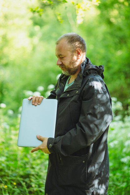<span lang="gl">Tiene 43 años y también dirigió un spin-off que llegó a 25 personas en Coruña