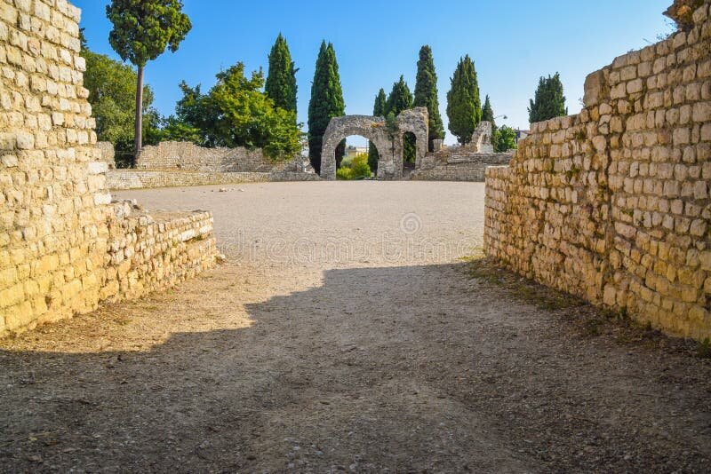 También se trabaja en la restauración del antiguo anfiteatro, ahora en ruinas, y la Casa de la Cultura