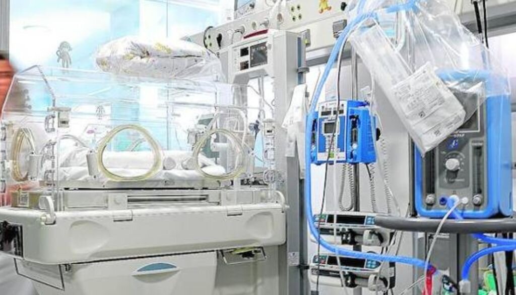 Una bacteria de origen desconocido mantuvo a este niño de Laxe en la unidad de cuidados intensivos durante casi dos meses.  A sus padres se les dijo que se prepararan "para o para peor"