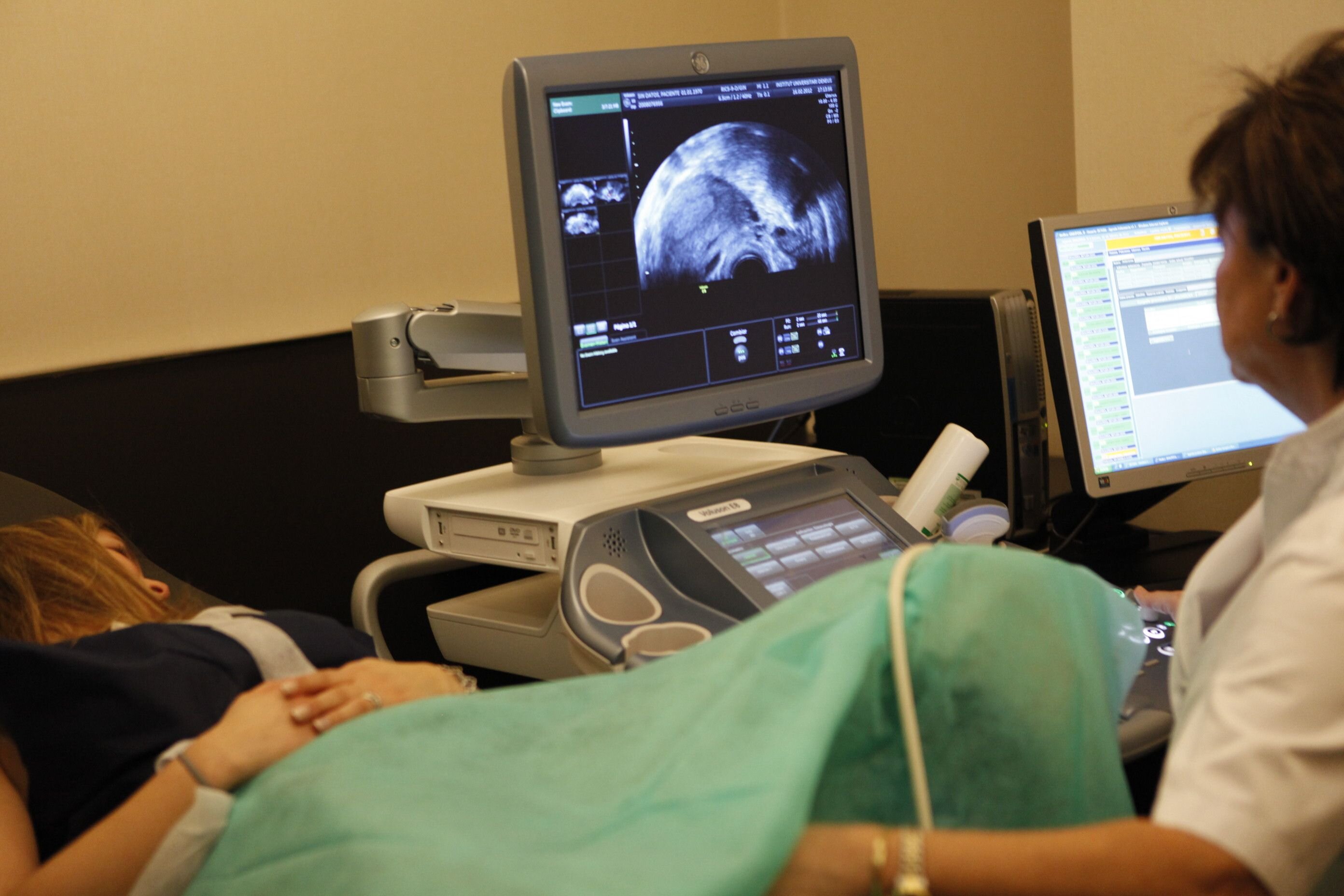 Una consulta de ecografía en ginecología cuesta alrededor de 30 euros, un tercio de lo que paga una paciente por su cuenta