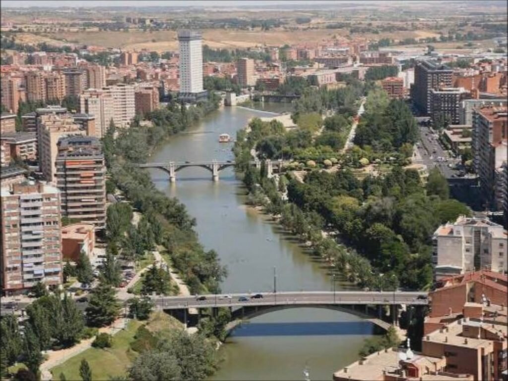 Una postal con el río Pisuerga