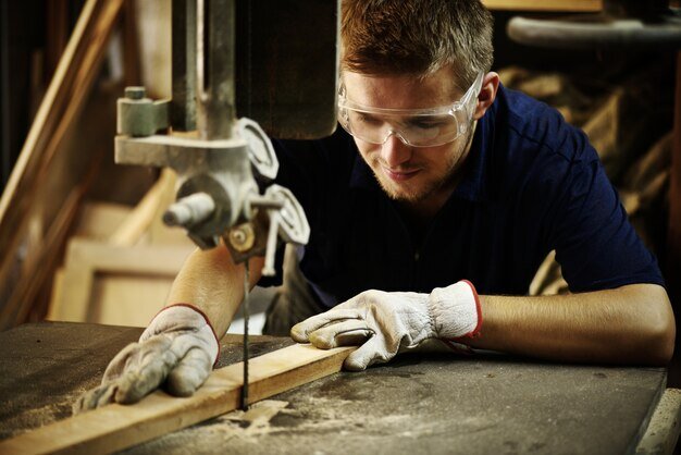 Tradición artesanal en la elaboración de cinturones de cuero