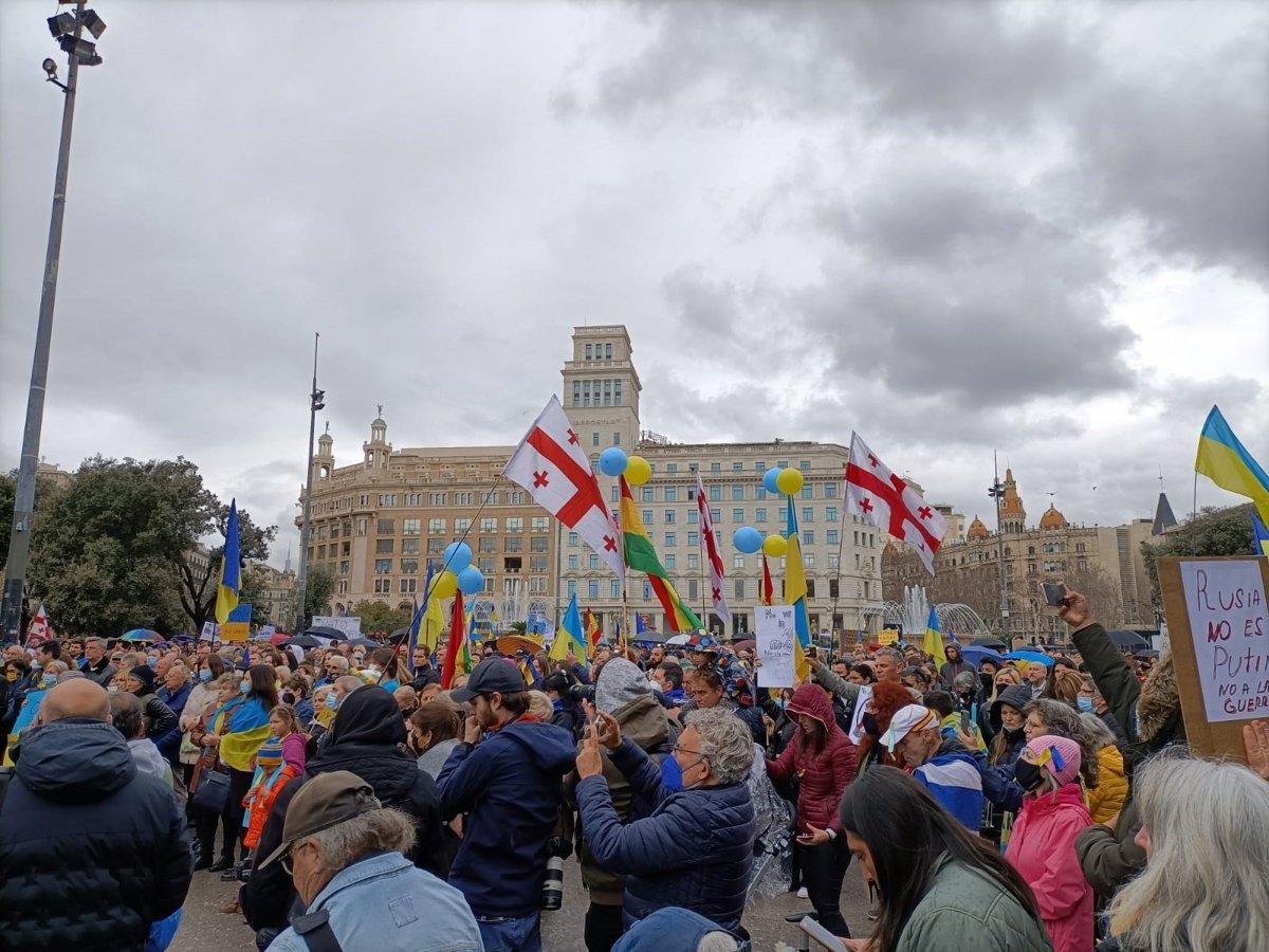 Más de 500 personas en Barcelona exigen el fin de la guerra en Ucrania