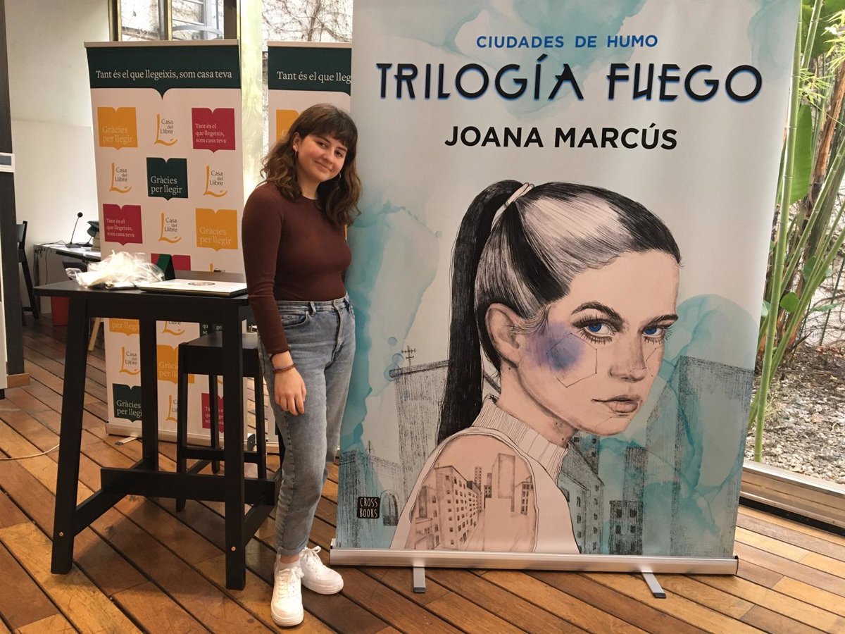 Joana Marcús, la española más leída en Wattpad, escribe su trilogía de fuego