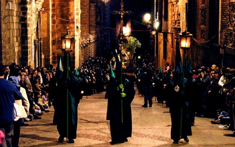 Toledo vive su Semana Santa de la reunificación y conmemora a los que ya no están