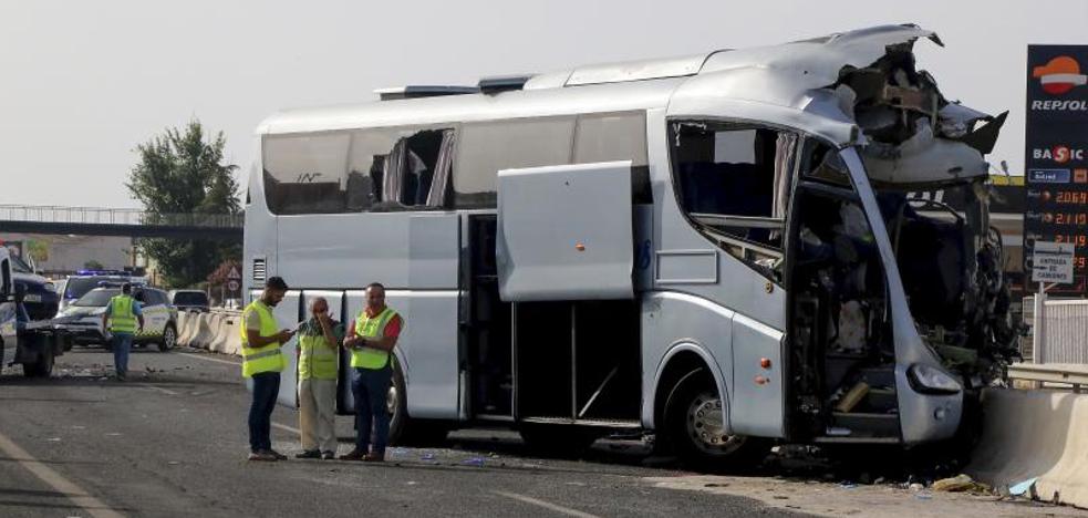 Un muerto y 35 heridos al chocar dos autobuses y un coche en Granada