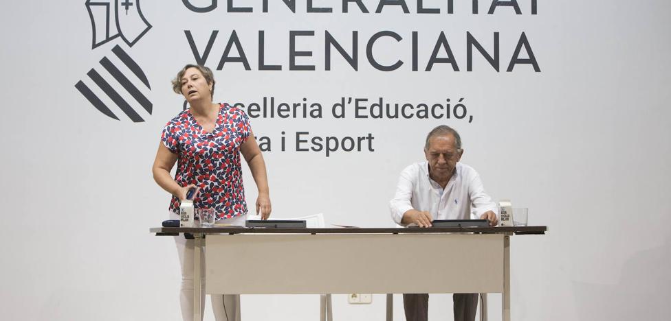 español en clase |  La educación acumula doce reveses para los españoles acorralados