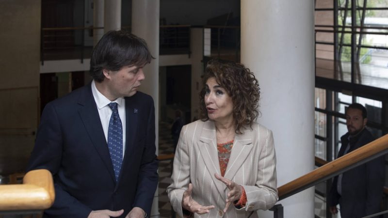 María Jesús Montero alza la voz contra la junta y les pide que «se pongan manos a la obra» con los medios europeos