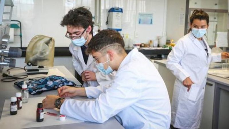 Una veintena de alumnos se forman en Andalucía en la fabricación de medicamentos de terapia avanzada