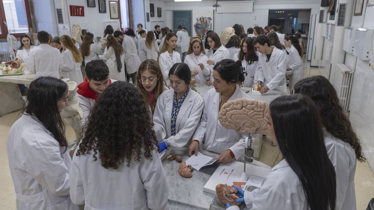 La Facultad de Medicina de Santiago recibirá a más de 400 nuevos estudiantes en el próximo curso académico