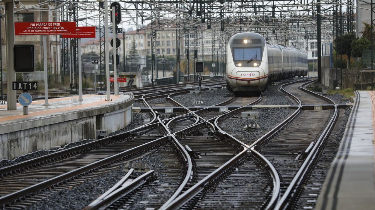 El Gobierno reconoce los constantes retrasos de los trenes gallegos pero culpa a los Gobiernos del PP