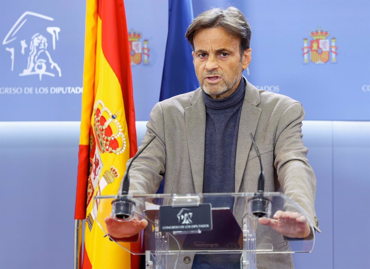 Asens (UP) asevera que la propuesta de Vox es «una OPA hostil al PP para ocupar su espacio»