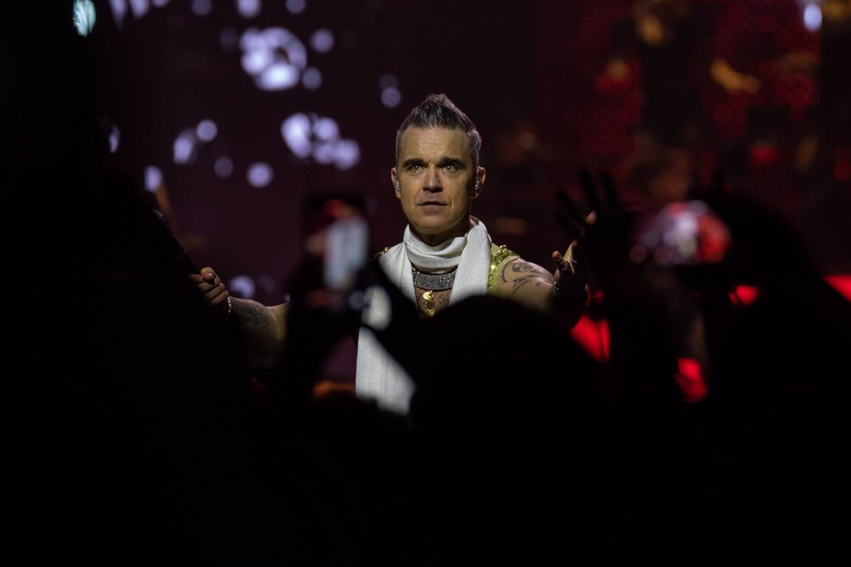 Robbie Williams arrasa con su pop-rock en un Palau Sant Jordi de Barcelona con «sold out»