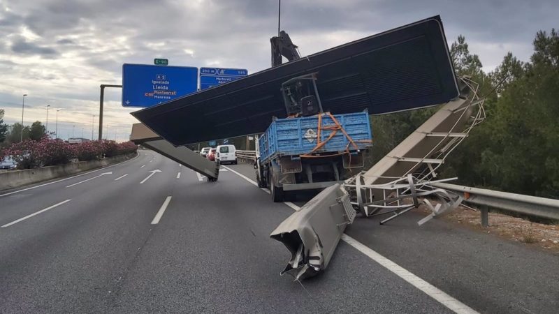 Retiran el portal de tráfico de la A-2 en Martorell (Barcelona) que se derrumbó tras la colisión de un camión.