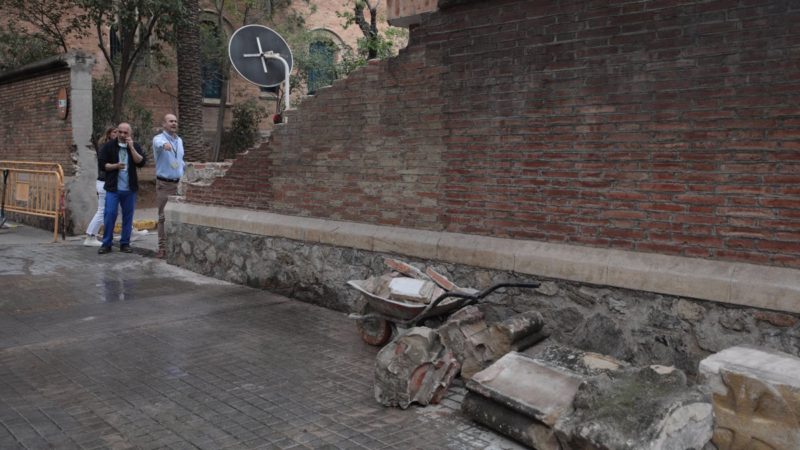 Muere aplastado por un muro dañado por un accidente de camión en el recinto modernista de Sant Pau