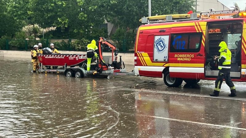 Interrupciones en el metro, autos bajo el agua y un bote de bomberos cruzando la calle