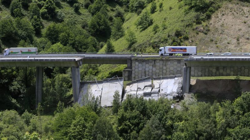 El Viaducto de la A-6 advierte del peligro de derrumbe de estructuras sin previo aviso