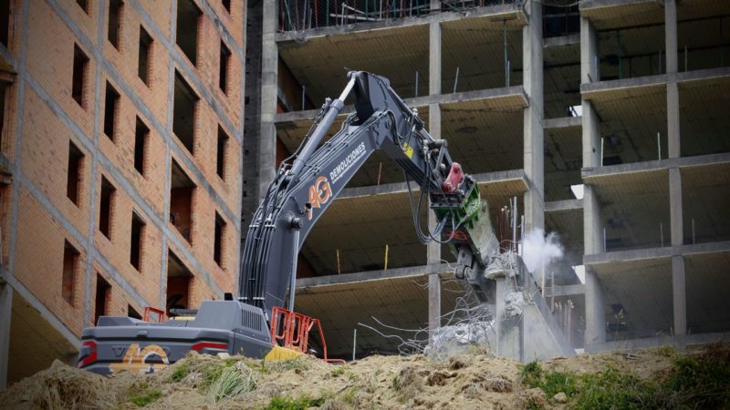 La maquinaria empieza a demoler las torres de O Garan de Lugo