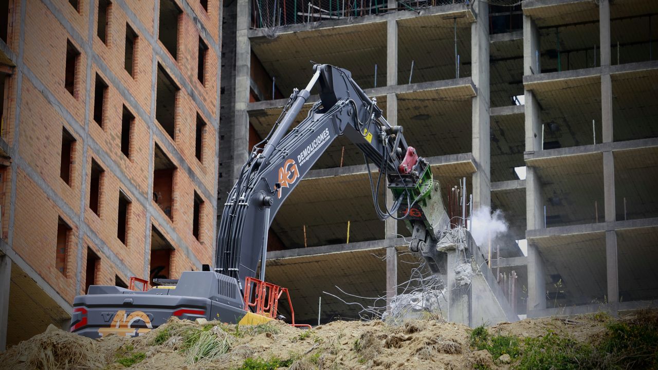La maquinaria empieza a demoler las torres de O Garan de Lugo