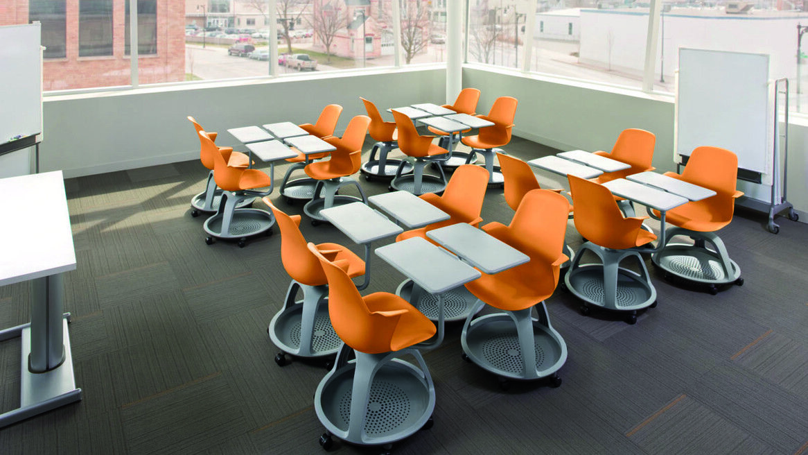 Desde los pupitres unipersonales anclados al suelo hasta las mesas con ruedas que cambian la distribución del aula en minutos, la tendencia es hacia un mobiliario que fomente las actividades en grupo.