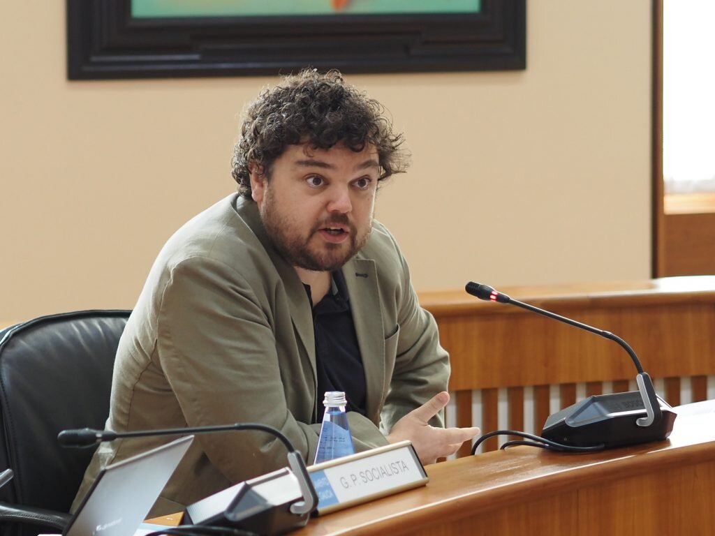 El diputado Julio Torrado dice que el Gobierno se "retrasa" en su plan para recortar las listas de espera