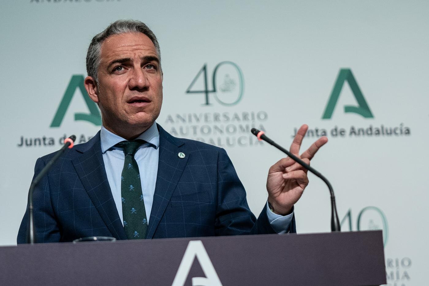 El Ministro de Presidencia, Elías Bendodo, y el Ministro de Salud y Familia, Jesús Aguirre, se dirigen a los medios de comunicación tras la reunión semanal en el Palacio de San Telmo