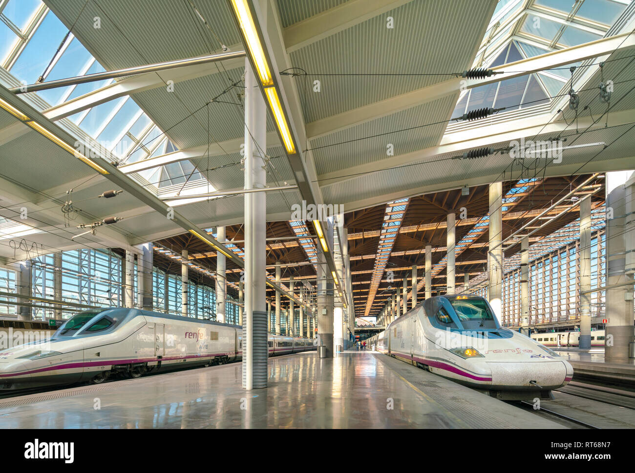 Largas colas de viajeros en Atocha