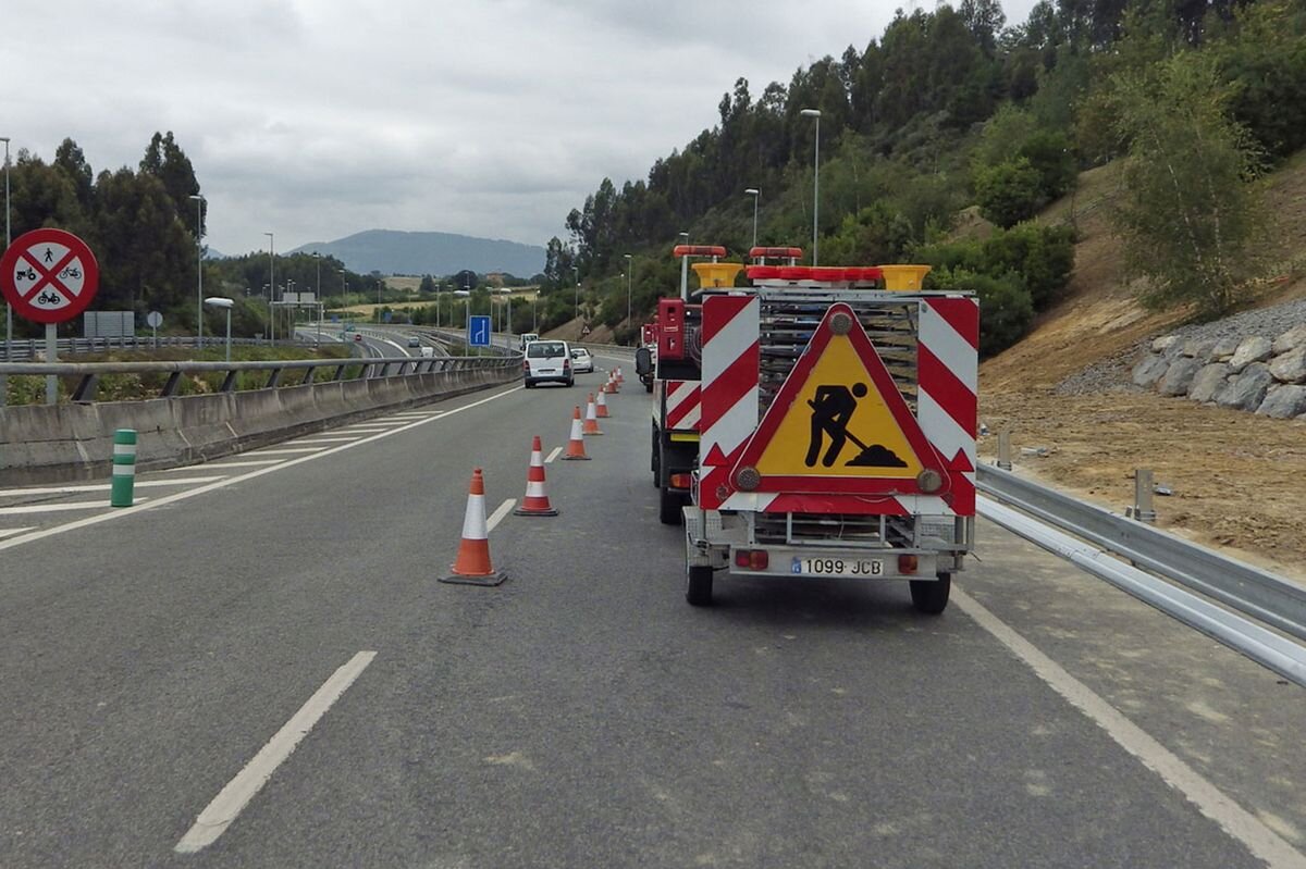 Las carreteras con mayor intensidad de tráfico son la AP-9, la A-6, A-52 y A.55 y la N-550