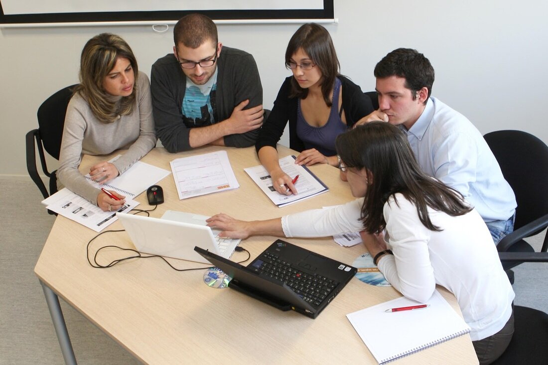 Los docentes se quejan de la descoordinación a la hora de asignar las plazas, que fluctúa mucho cada año por la falta de niños