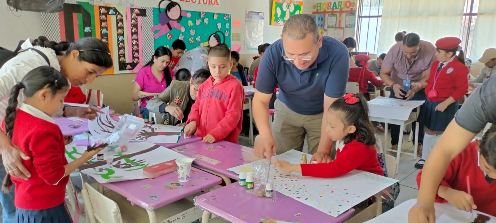 Los gastos de matrícula y viaje están cubiertos por instituciones públicas y privadas, además de una beca mensual o anual disponible para los estudiantes.