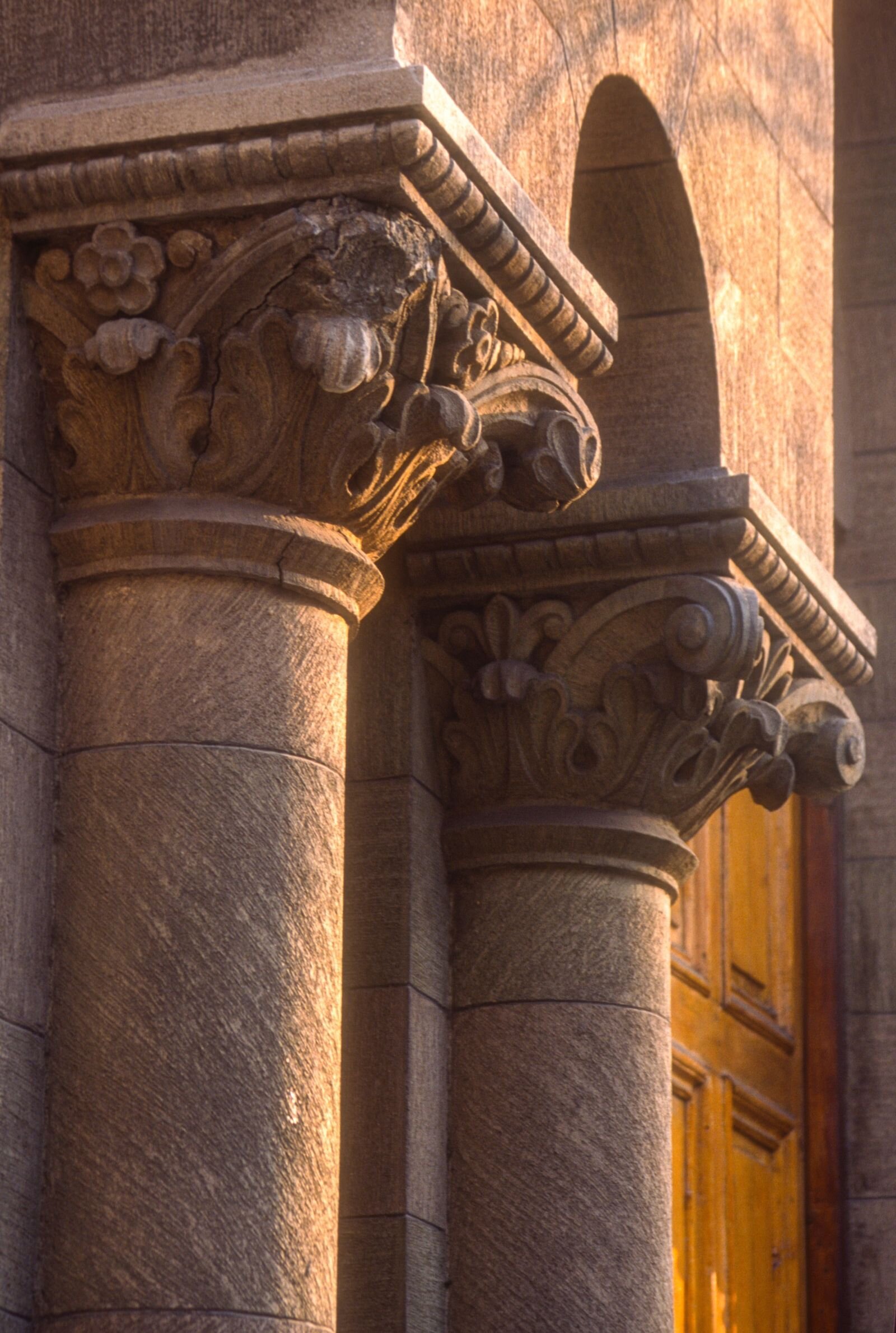 Ocho capiteles corintios