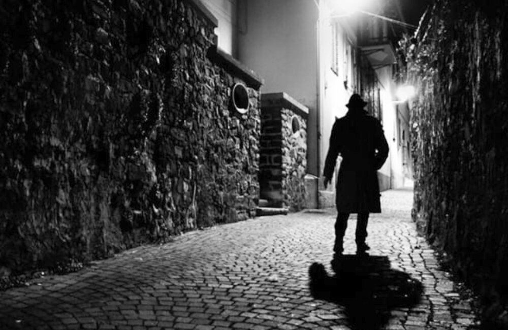 Otro amigo del acusado que estaba visitando la casa salió de la casa bajo presión de