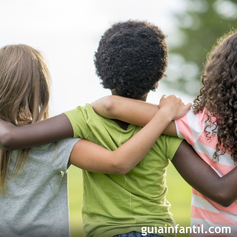 Sus amigos le proporcionaron ropa, comida y dinero, y lo acompañan por el momento hasta ver qué pasa con su situación.