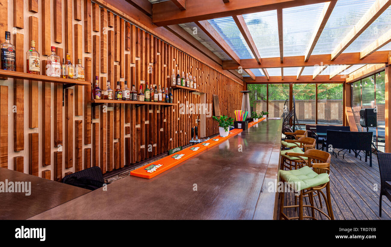 Una plantilla reducida a la mitad se ve abrumada por los visitantes en el verano