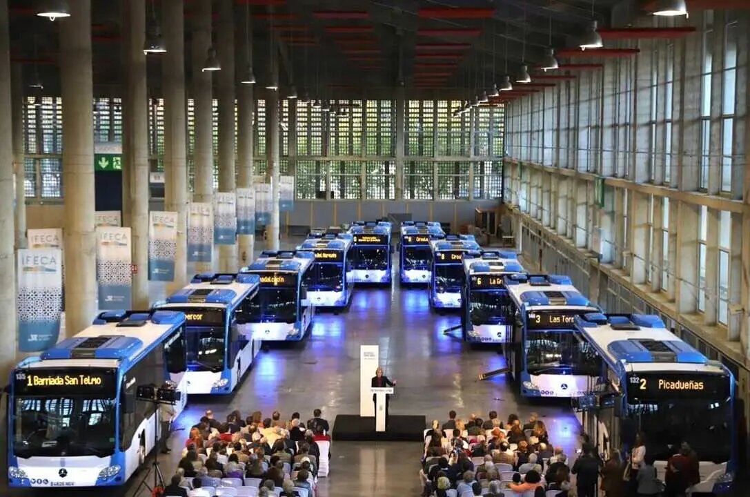 A primera hora de la mañana llegan más autobuses a los distritos